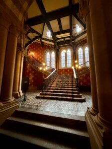 St Pancras Renaissance Hotel, dans l’ancienne gare victorienne. escalier du 1er clip des space girl