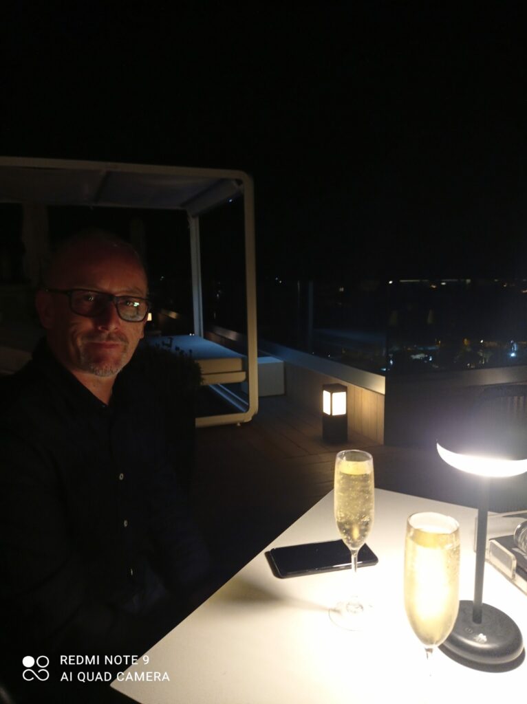 piscine rooftop ambiance tamisée soirée en amoureux fan explore travel planner