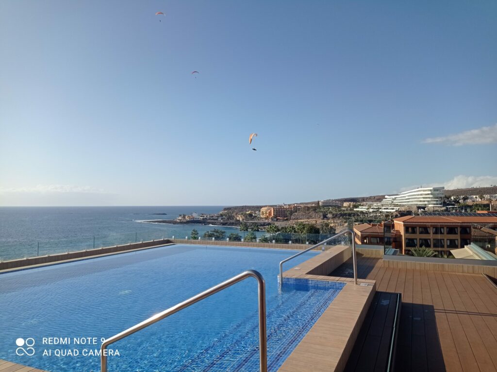 piscine rooftop H10 privilège fan explore travel planner voyage sur mesure