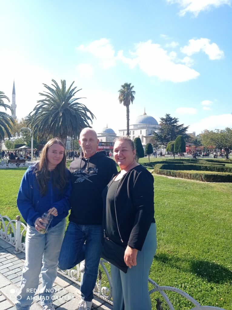 EN FAMILLE DEVANT LA MOSQUEE BLEUE ISTANBUL